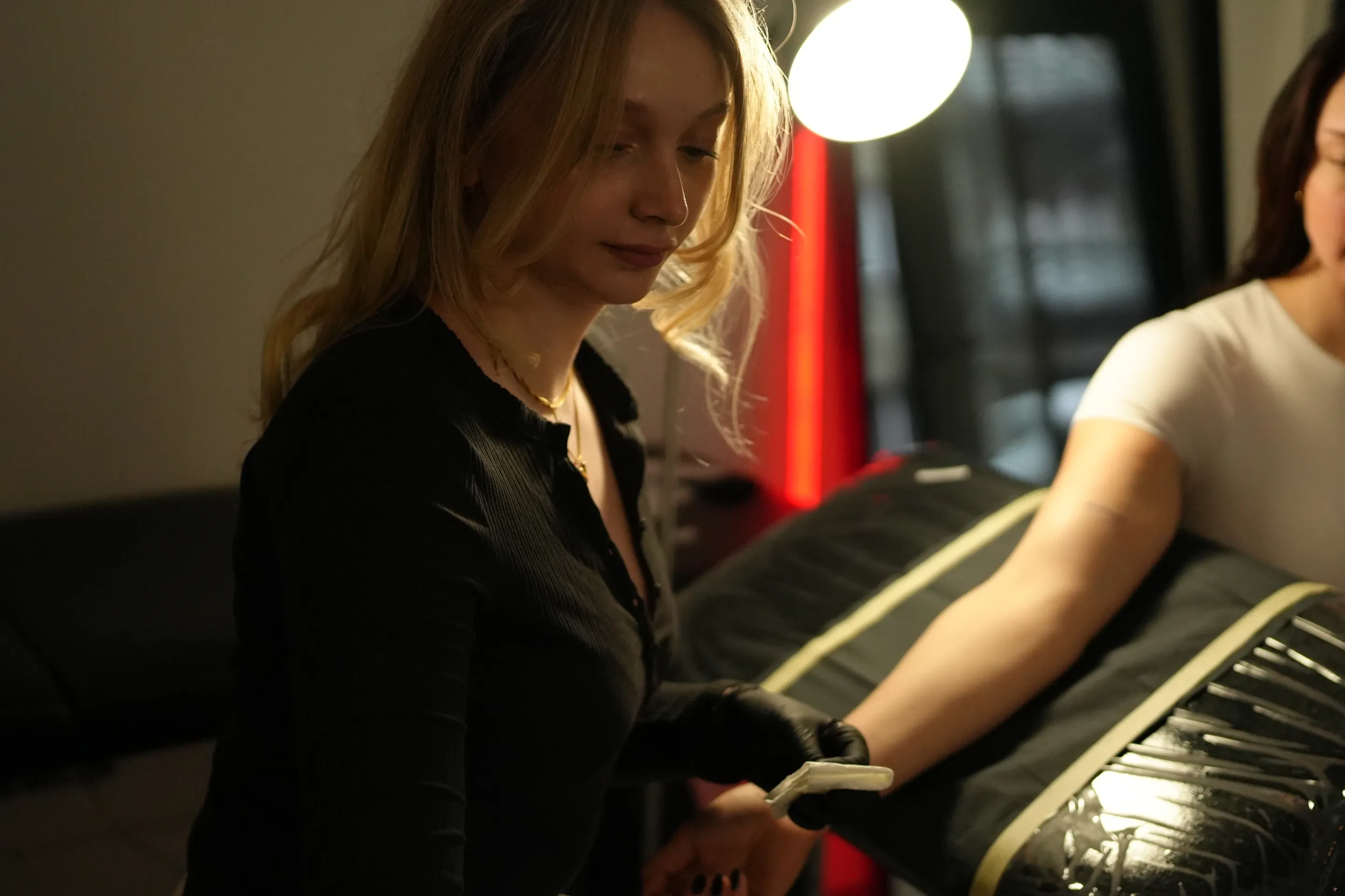 Anastasia Kulikova tijekom tetoviranja u svom studiju